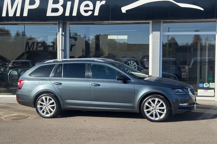 Blå Skoda Octavia fra 2019