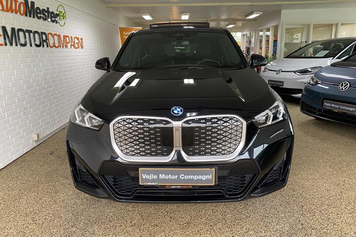 Sort BMW iX1 fra 2025