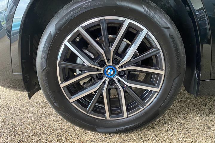 Sort BMW iX1 fra 2025