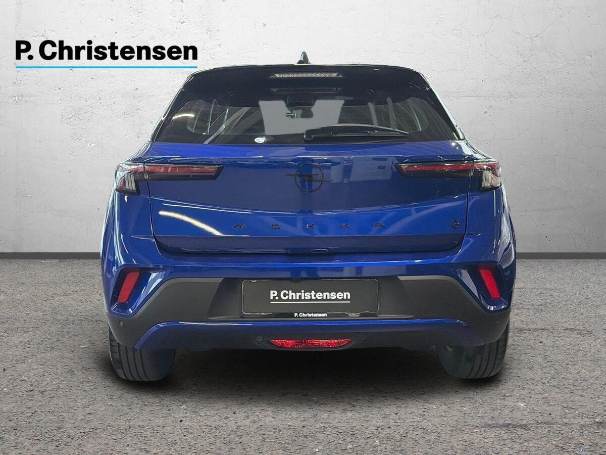 Blå Opel Mokka-e fra 2025