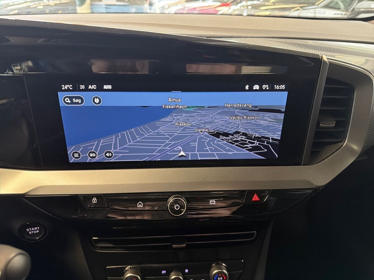 Blå Opel Mokka-e fra 2025