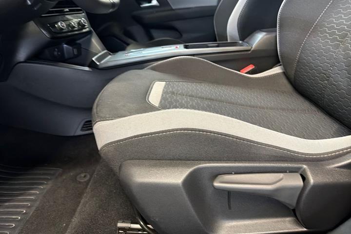 Blå Opel Mokka-e fra 2025