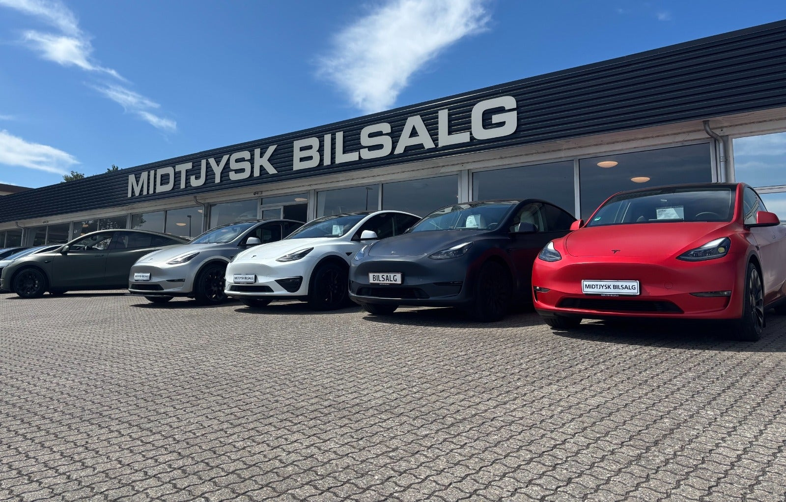 Hvid Tesla Model Y fra 2023