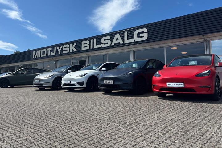 Hvid Tesla Model Y fra 2023