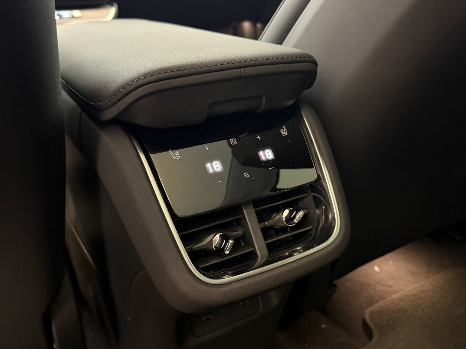 Sølv Volvo ES90 fra 2026