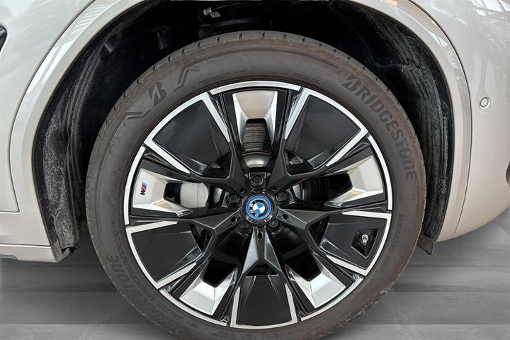 Grå BMW iX3 fra 2024