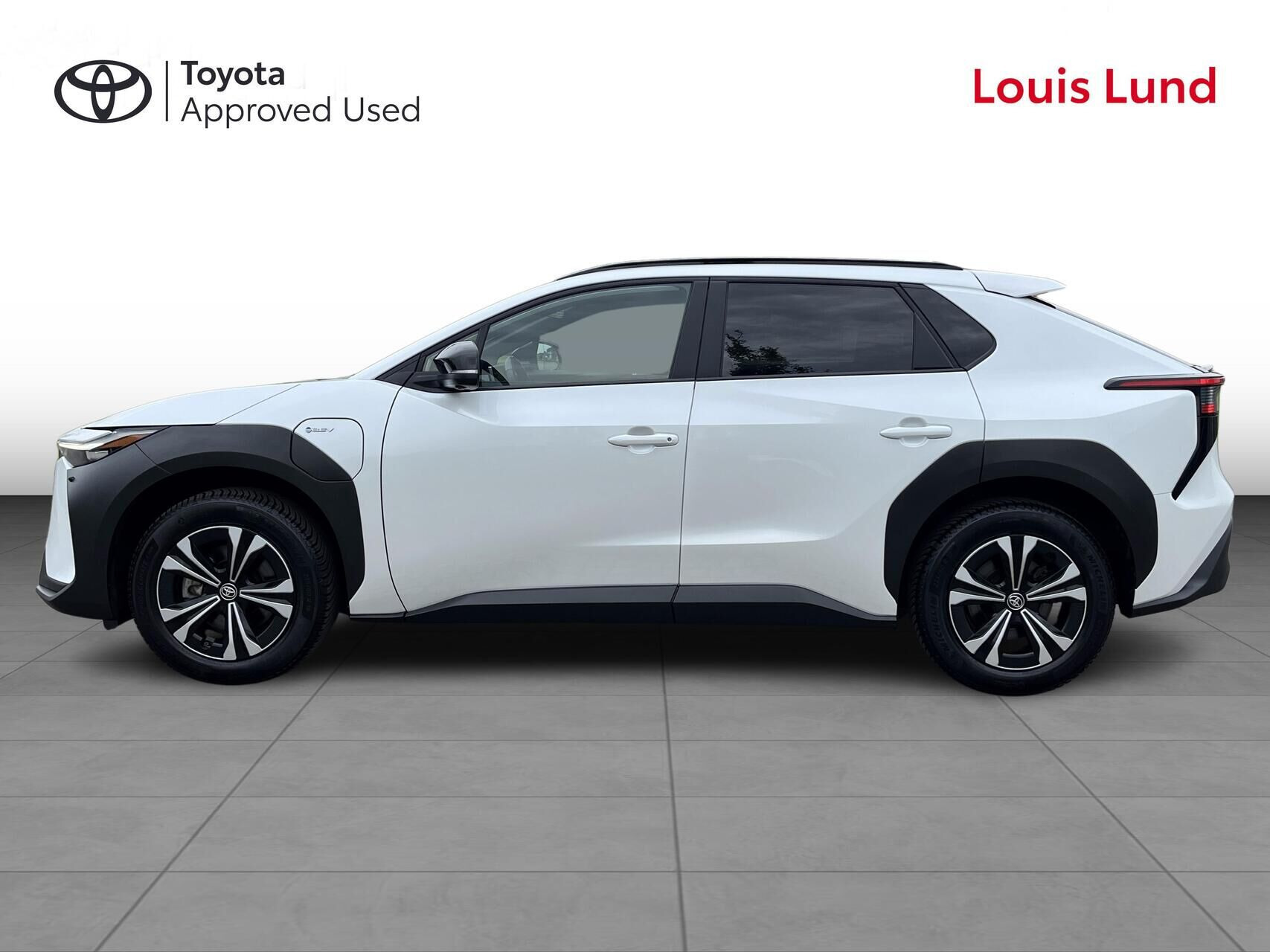 Hvid Toyota BZ4X fra 2024