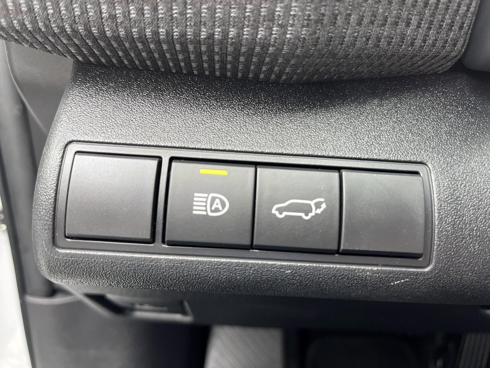 Hvid Toyota BZ4X fra 2024