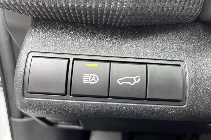 Hvid Toyota BZ4X fra 2024