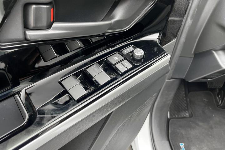 Hvid Toyota BZ4X fra 2024