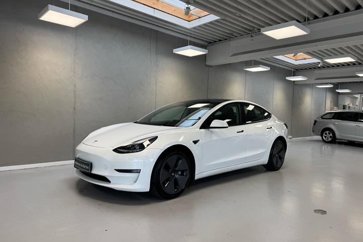 Hvid Tesla Model 3 fra 2022
