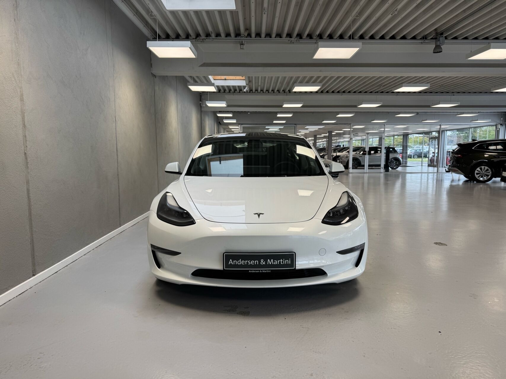 Hvid Tesla Model 3 fra 2022