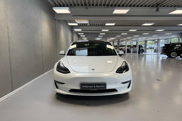 Hvid Tesla Model 3 fra 2022