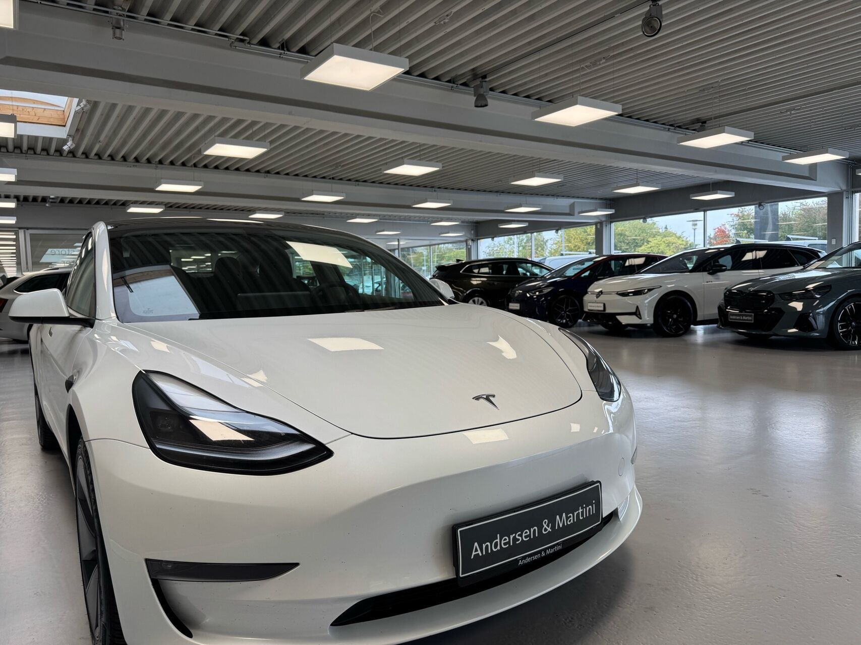 Hvid Tesla Model 3 fra 2022