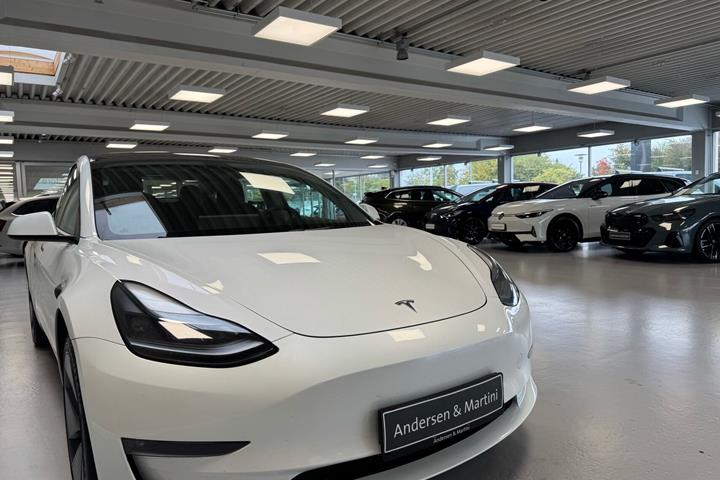 Hvid Tesla Model 3 fra 2022