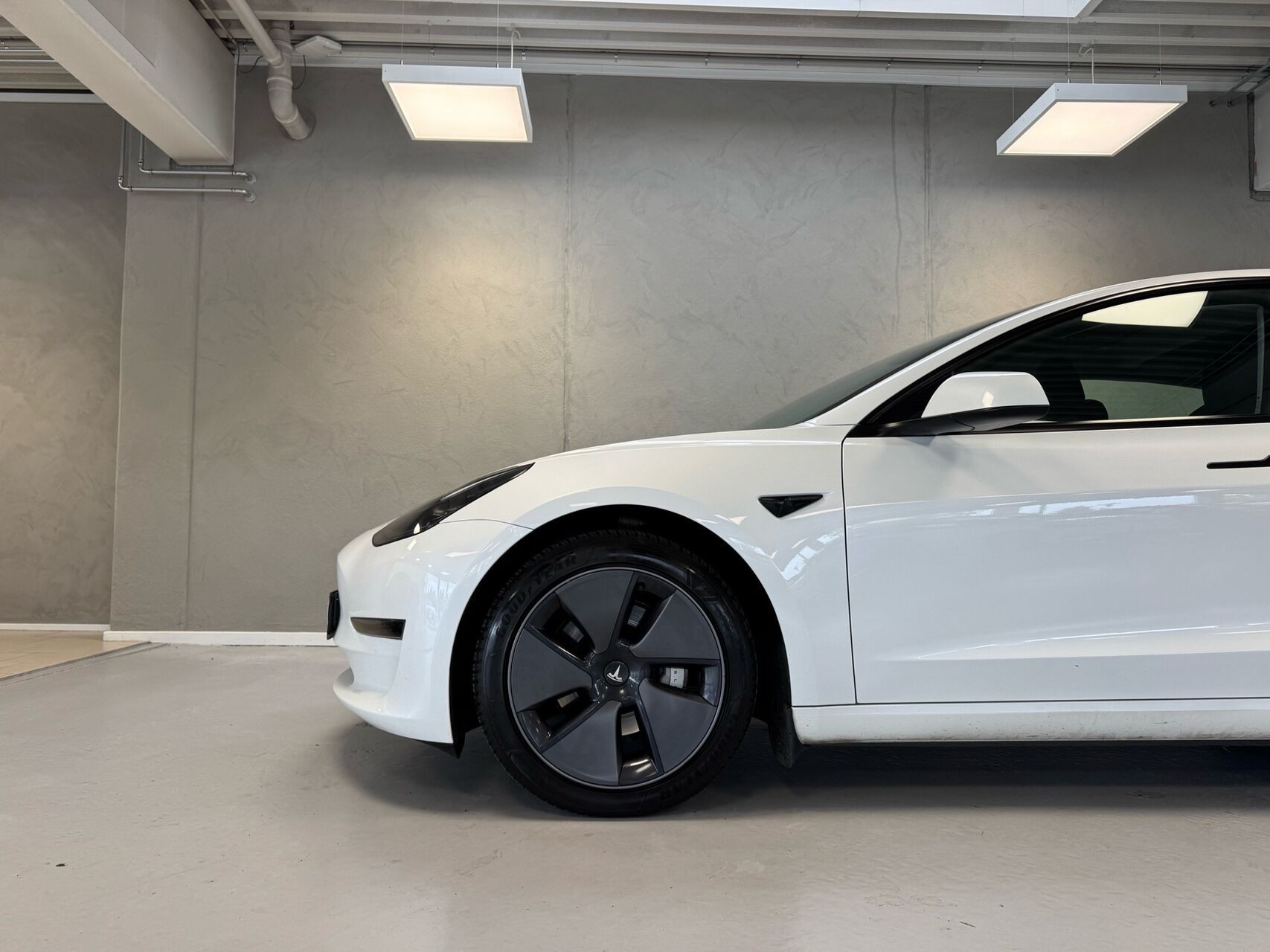 Hvid Tesla Model 3 fra 2022