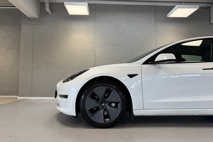 Hvid Tesla Model 3 fra 2022