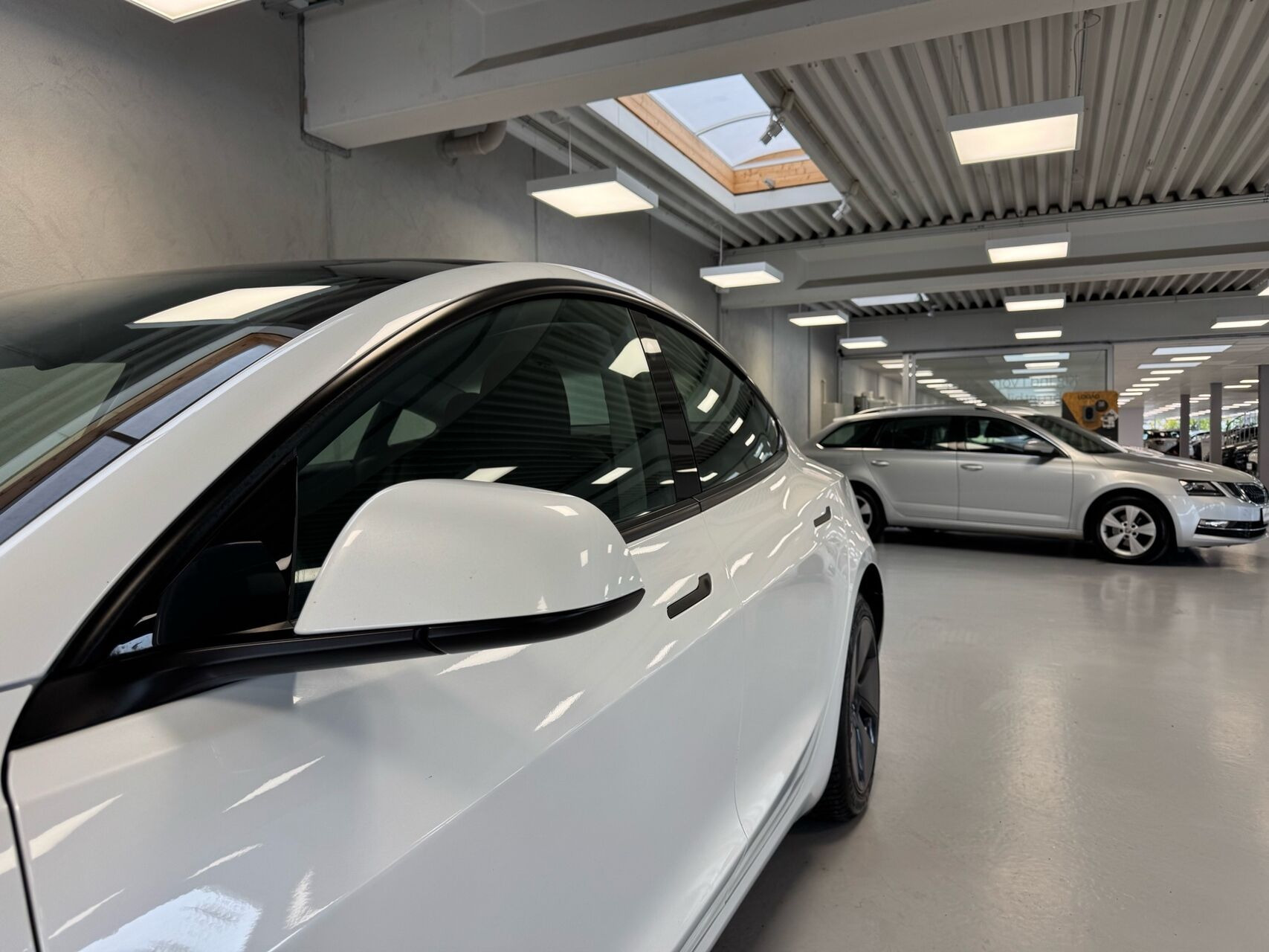 Hvid Tesla Model 3 fra 2022