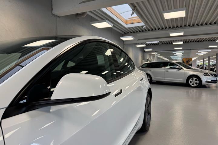 Hvid Tesla Model 3 fra 2022