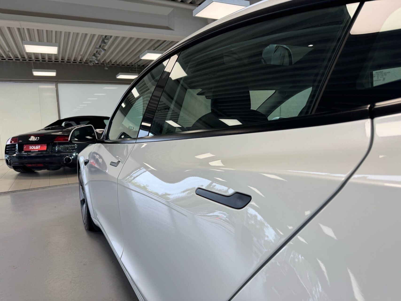 Hvid Tesla Model 3 fra 2022