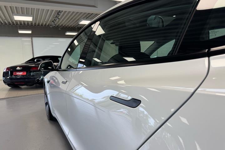 Hvid Tesla Model 3 fra 2022
