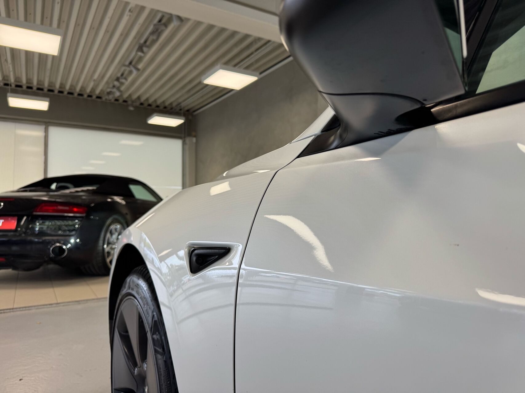 Hvid Tesla Model 3 fra 2022