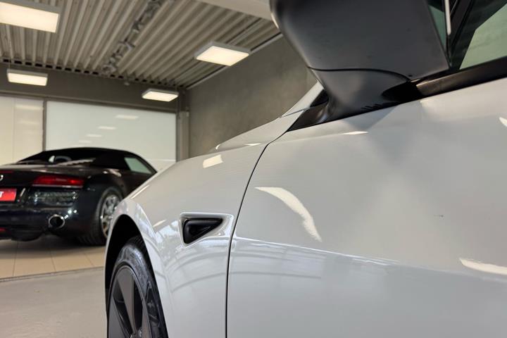 Hvid Tesla Model 3 fra 2022