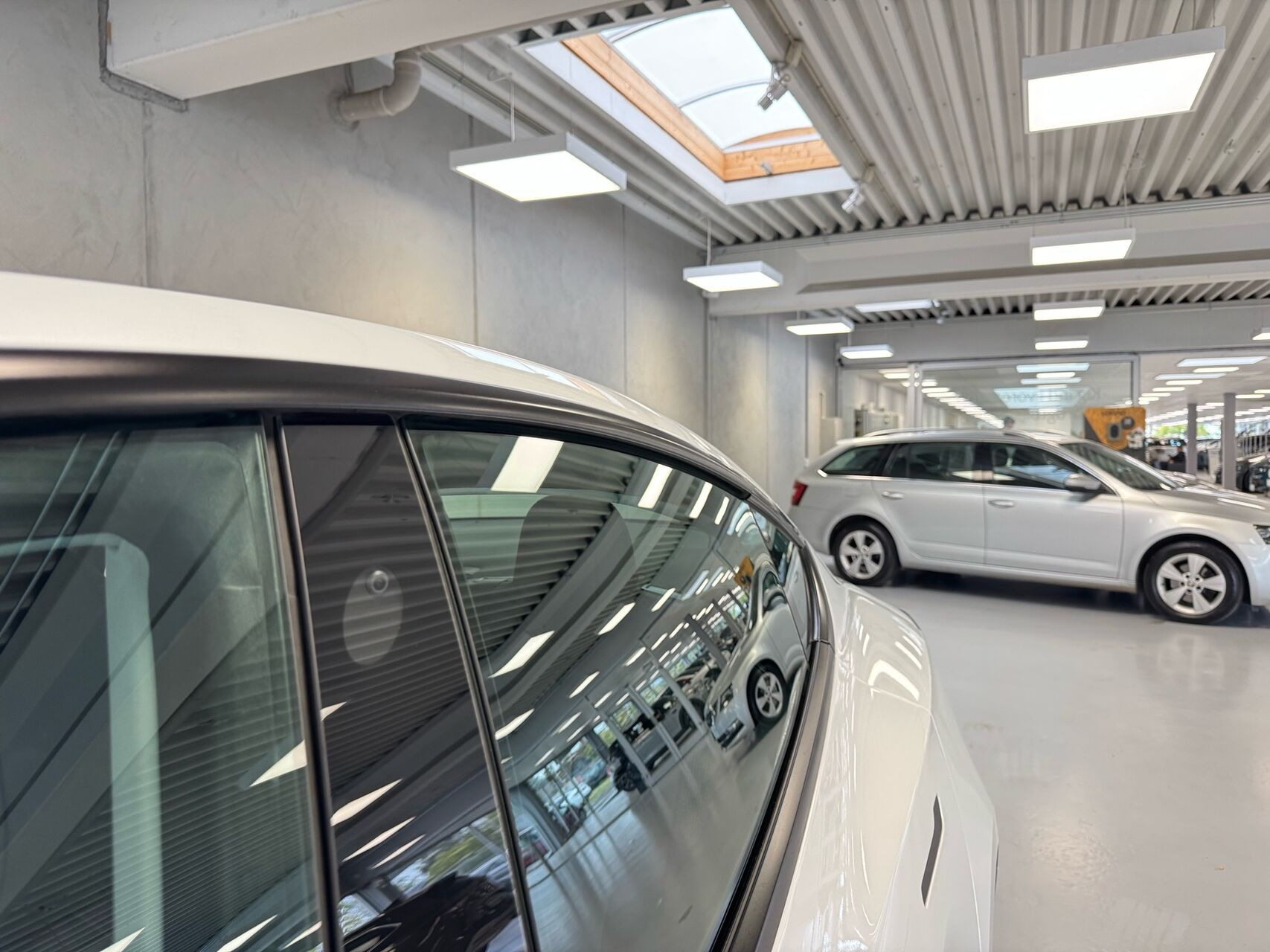 Hvid Tesla Model 3 fra 2022
