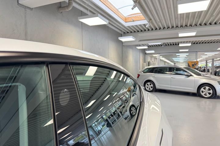 Hvid Tesla Model 3 fra 2022