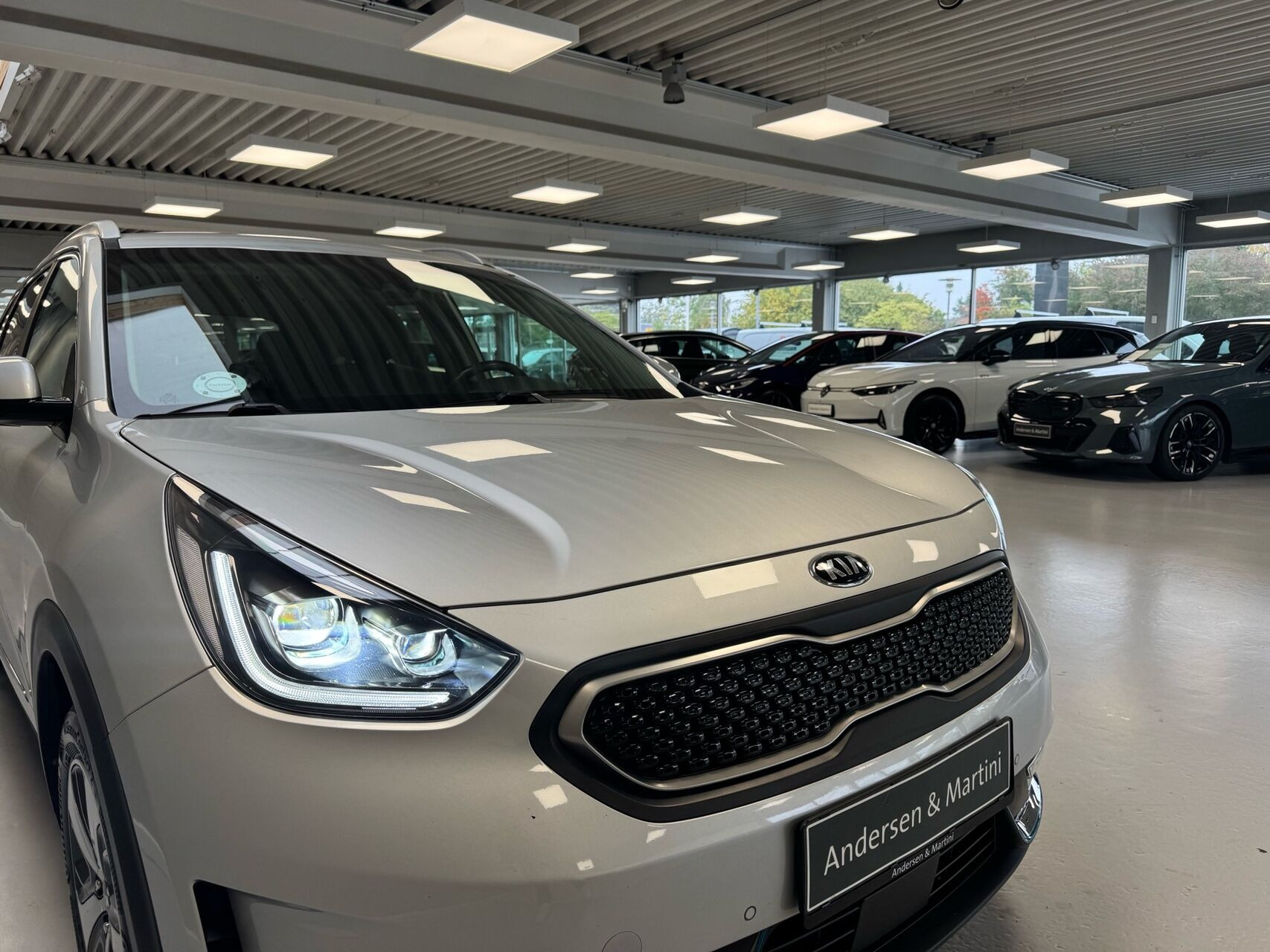 Grå Kia Niro fra 2018