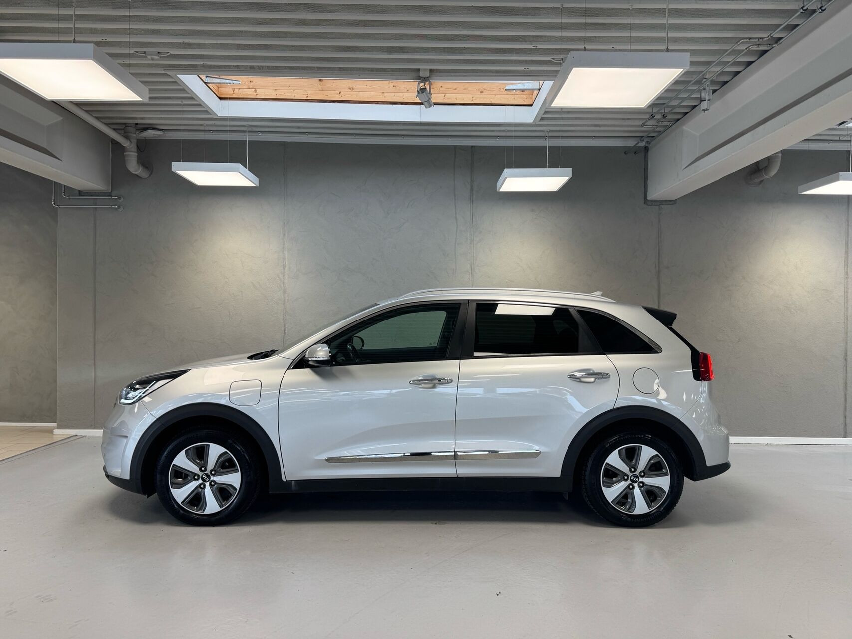 Grå Kia Niro fra 2018