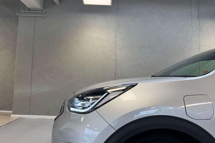 Grå Kia Niro fra 2018