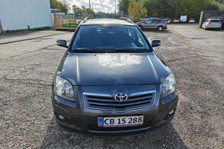 Gul Toyota Avensis fra 2007