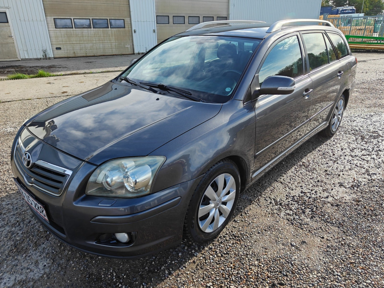 Gul Toyota Avensis fra 2007