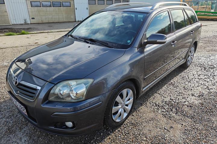 Gul Toyota Avensis fra 2007