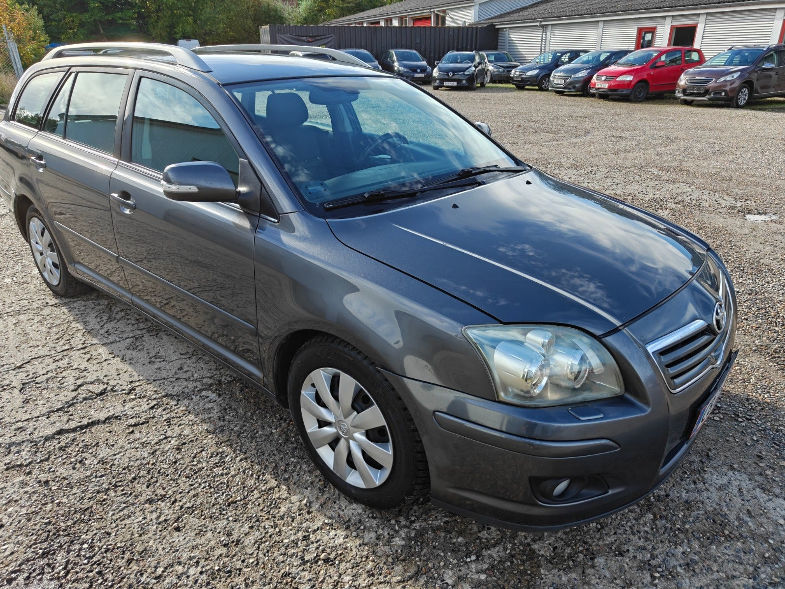 Gul Toyota Avensis fra 2007