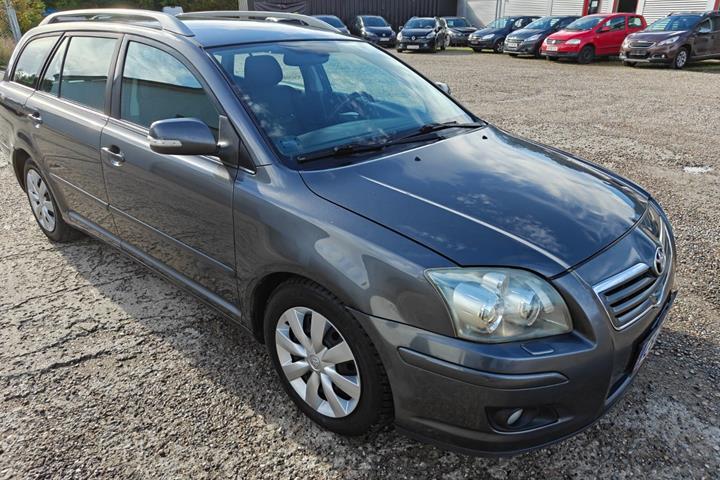 Gul Toyota Avensis fra 2007