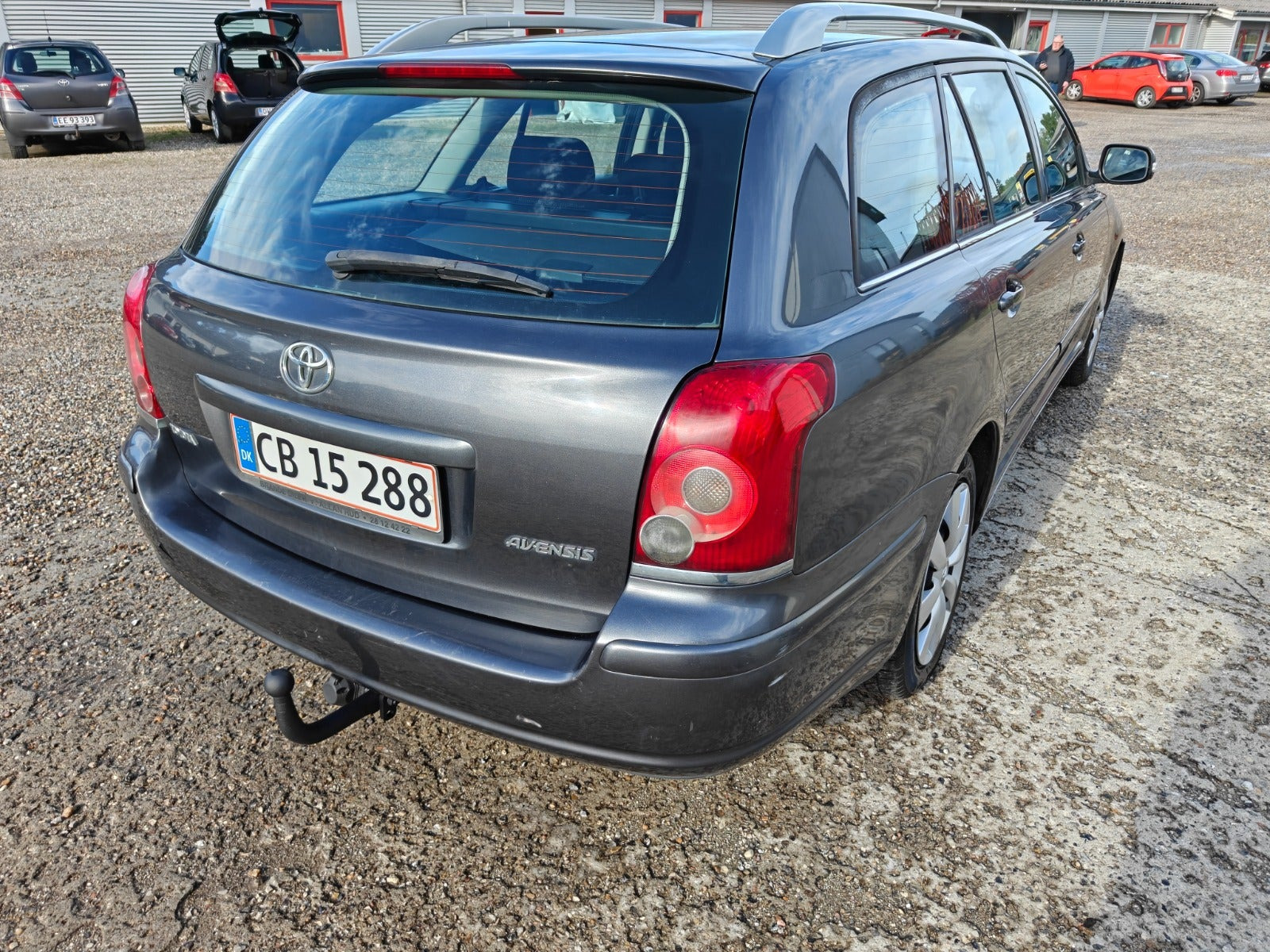 Gul Toyota Avensis fra 2007