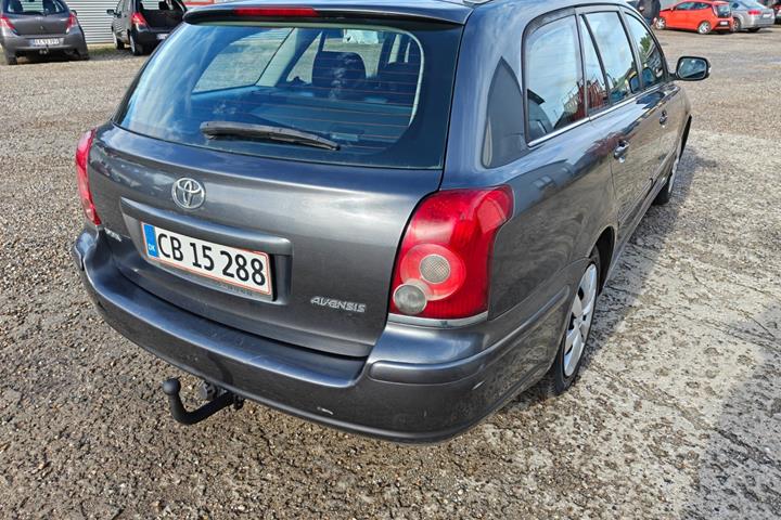 Gul Toyota Avensis fra 2007