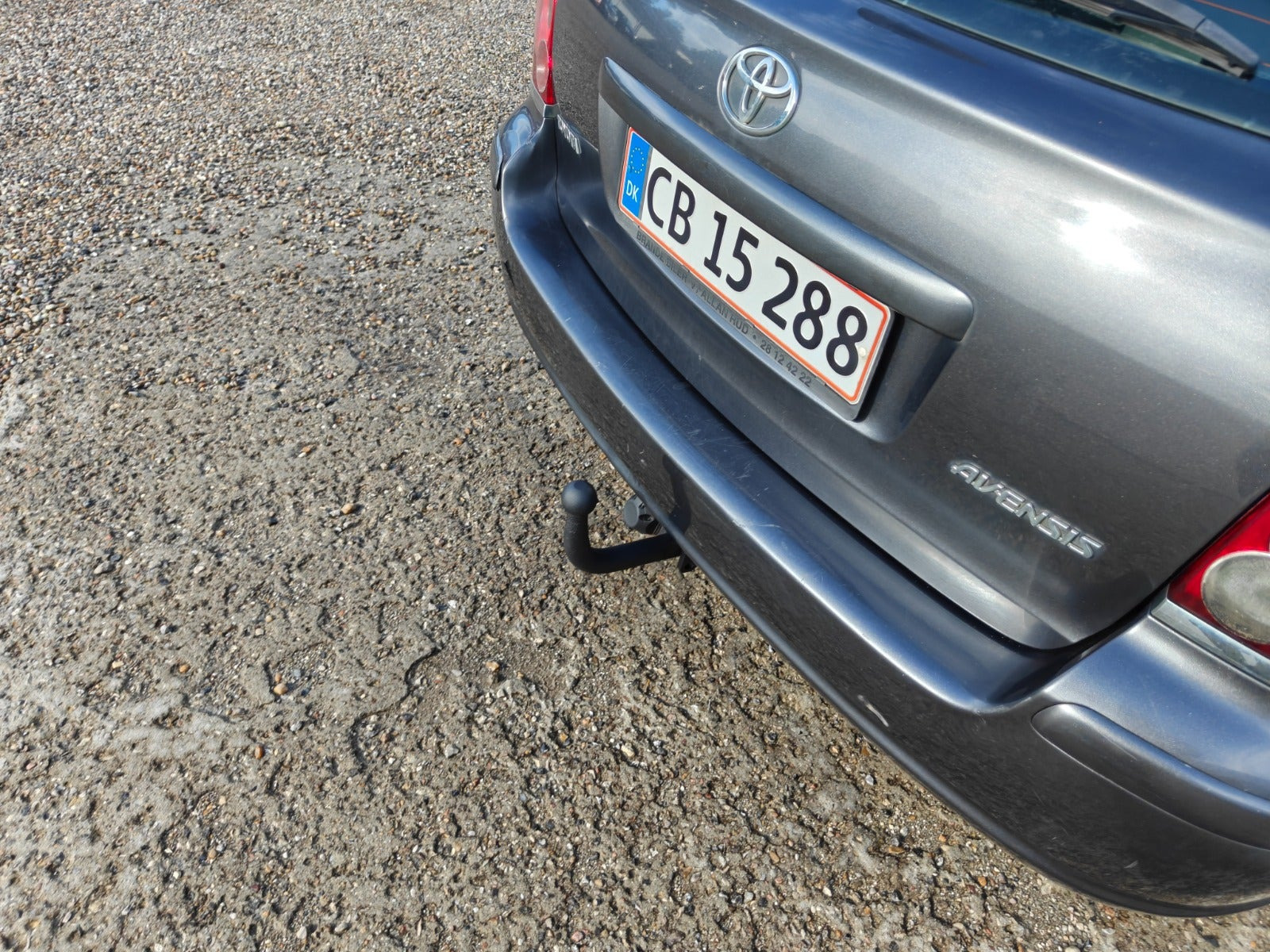 Gul Toyota Avensis fra 2007
