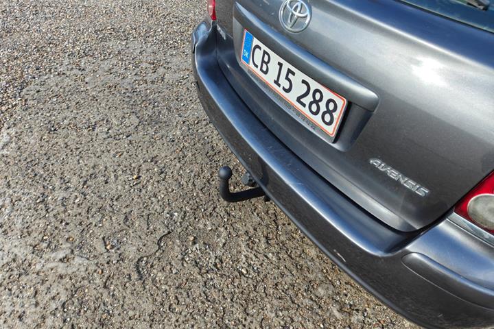 Gul Toyota Avensis fra 2007