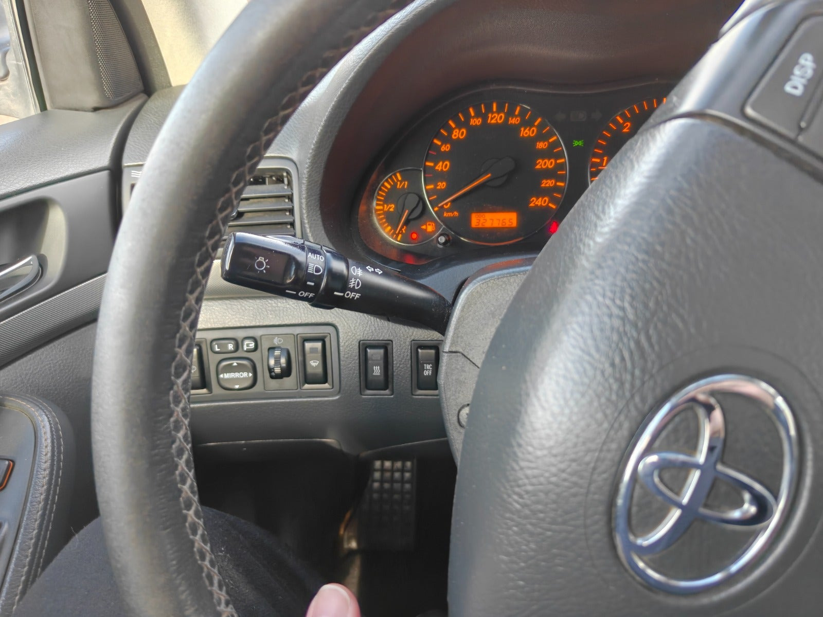 Gul Toyota Avensis fra 2007