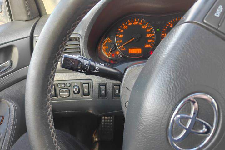 Gul Toyota Avensis fra 2007