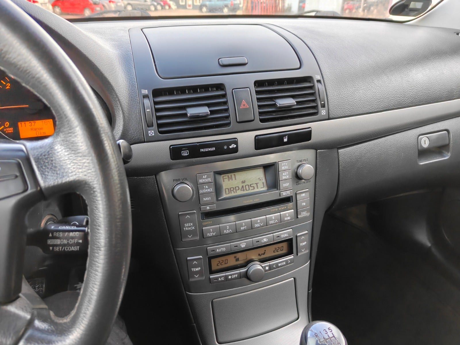 Gul Toyota Avensis fra 2007