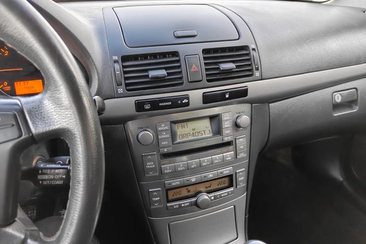 Gul Toyota Avensis fra 2007