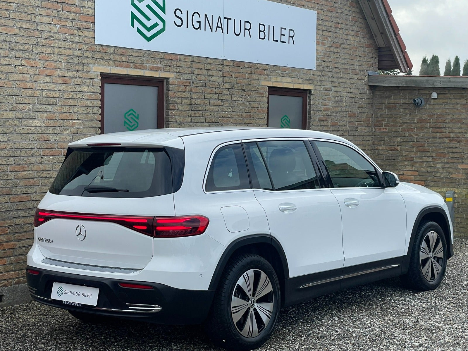 Hvid Mercedes EQB250+ fra 2024