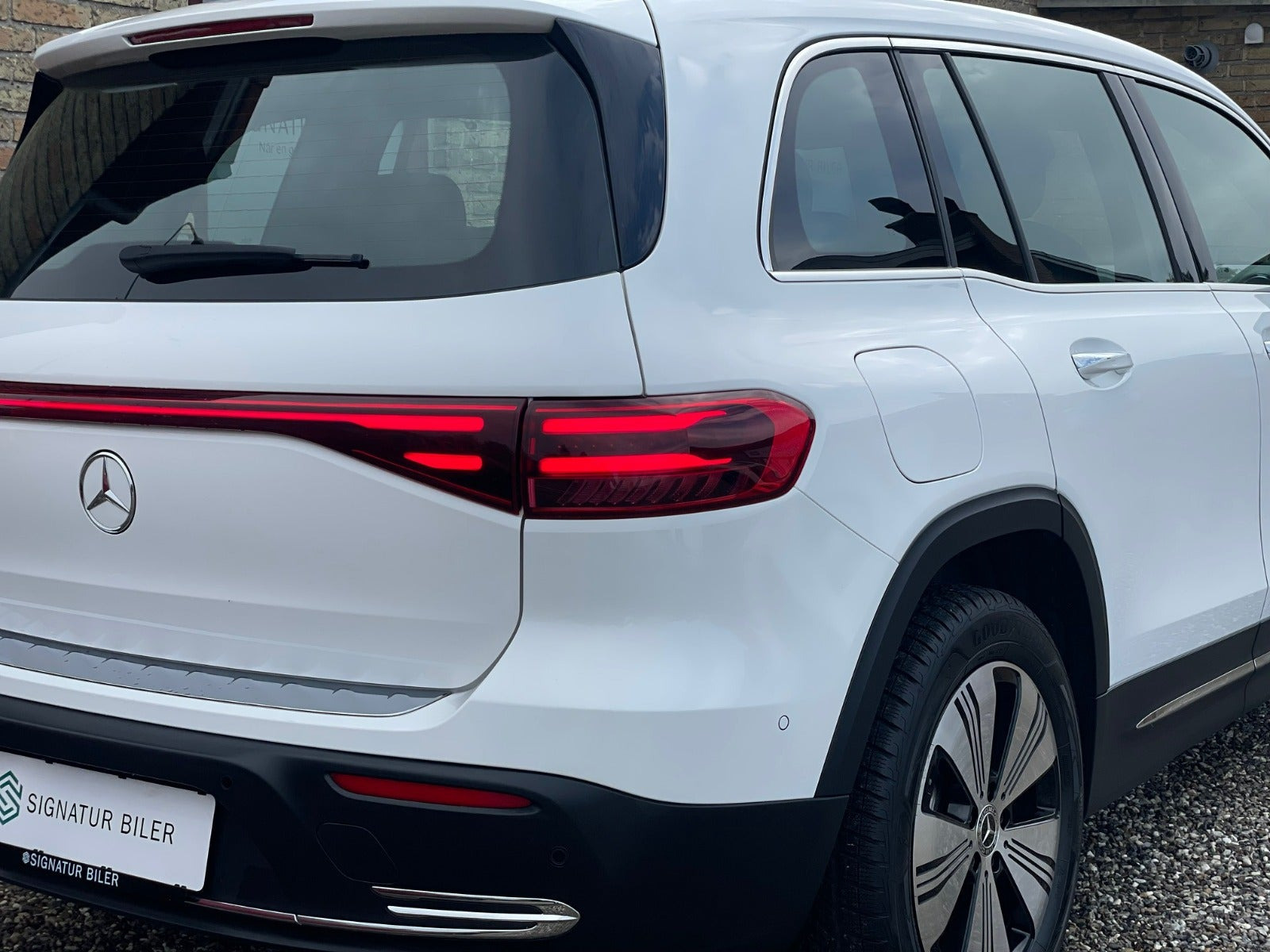 Hvid Mercedes EQB250+ fra 2024