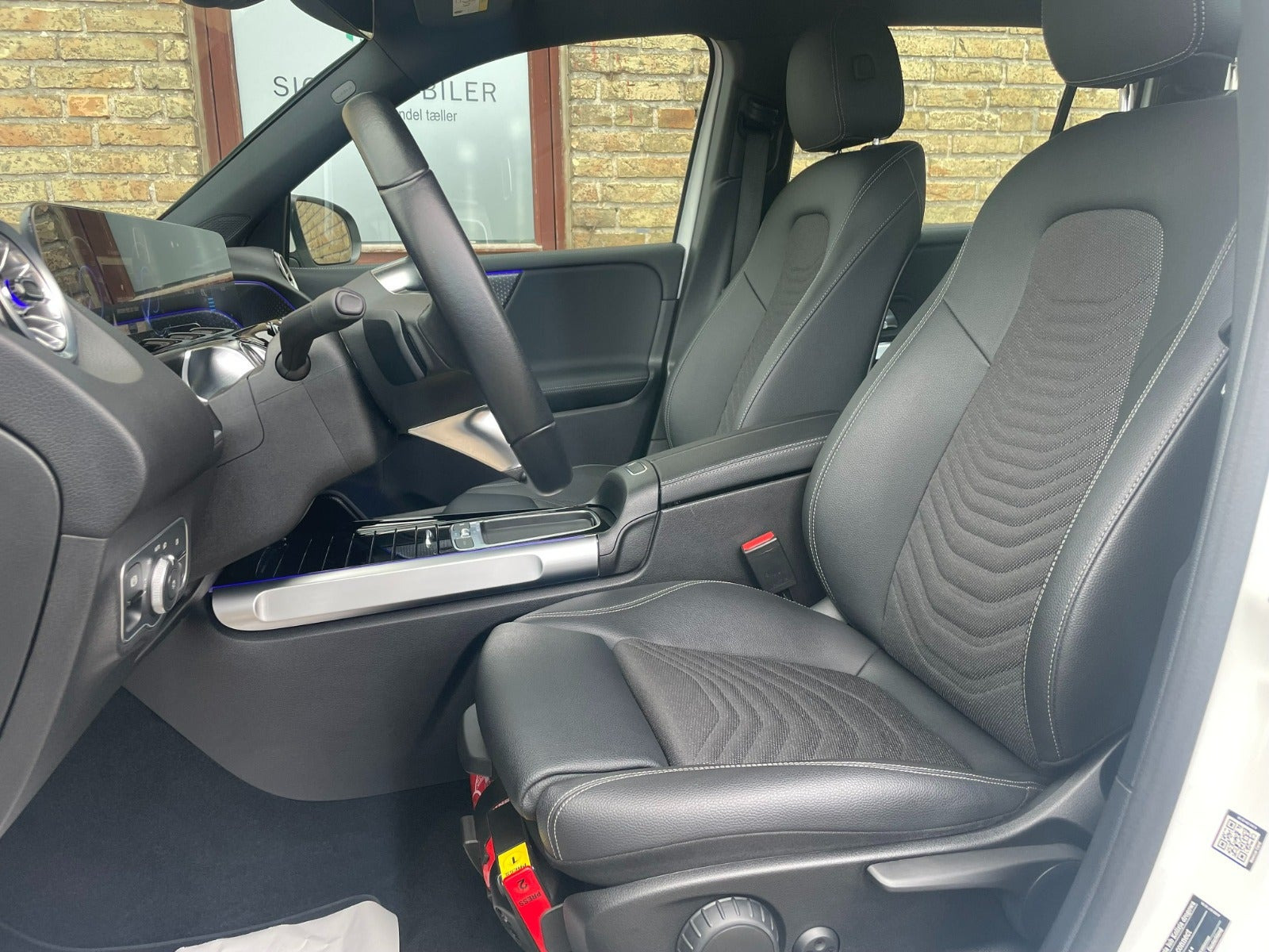 Hvid Mercedes EQB250+ fra 2024
