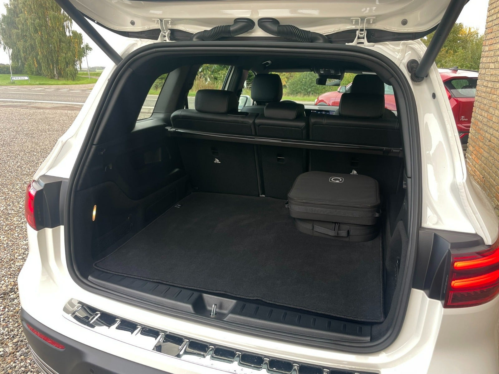Hvid Mercedes EQB250+ fra 2024