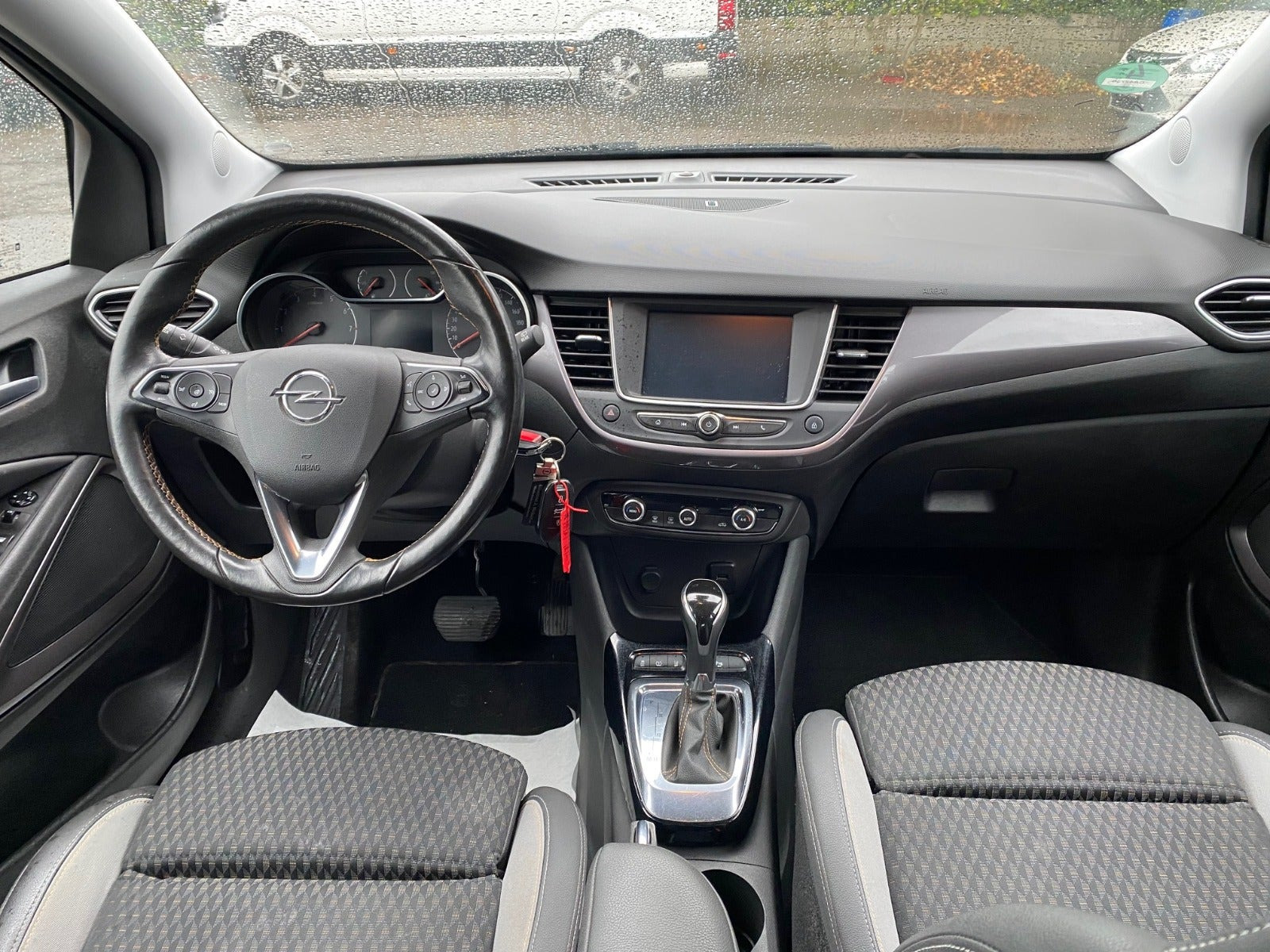 Grå Opel Crossland X fra 2018